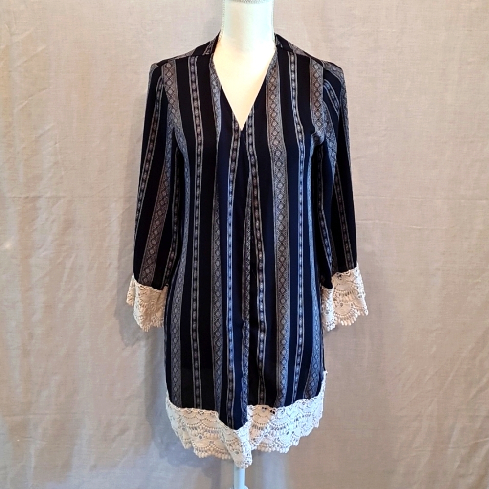 Xhilaration XL long cover-up lace cuffs and laced helm EUC Longsleeve Polyester